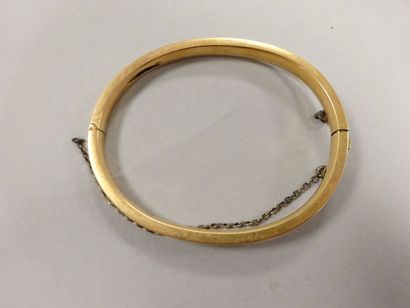 Bracelet jonc rigide ouvrant en or rose (750)....