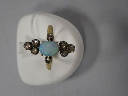 Bague en or jaune (750) et argent (925) ornée...