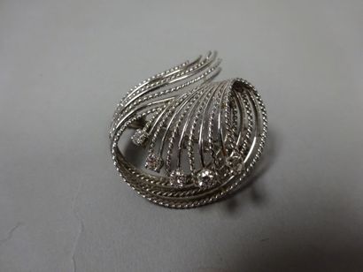 Broche en or blanc (750) à motif d'un enroulement...