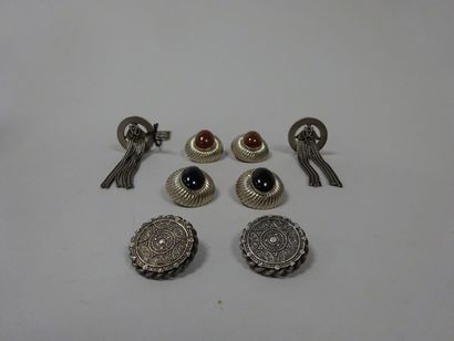Roger SCEMAMA
Quatre paires de clips d'oreilles...