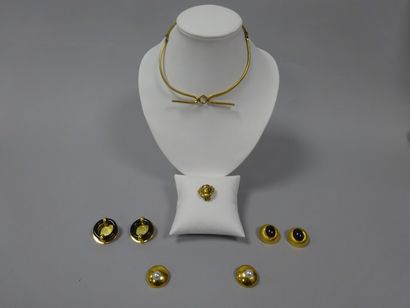 Roger SCEMAMA
Trois paires de clips d'oreilles...