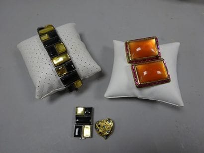 Yves Saint LAURENT
Lot comprenant: 

- Une...