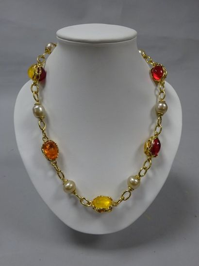 Yves Saint LAURENT
Collier en métal doré...