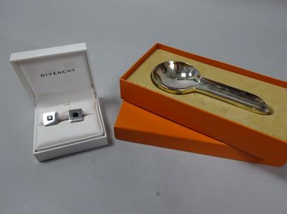 Lot comprenant : 

- GIVENCHY, Une paire...