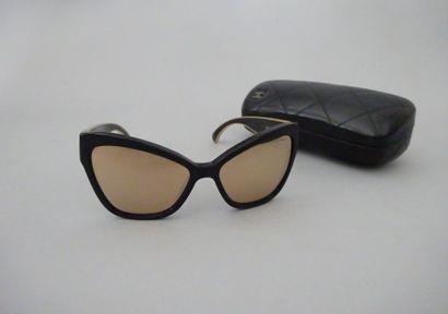 CHANEL
Paire de lunettes de soleil pour femme...