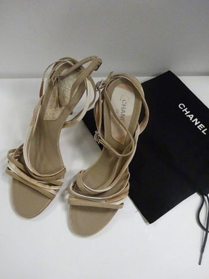 CHANEL
Paire de sandales à talons en cuir...