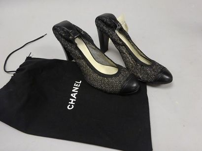 CHANEL
Paire d'escarpins en toile élastique...