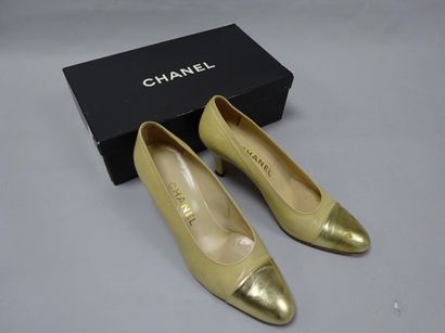 CHANEL


Paire d'escarpins en cuir bicolore...