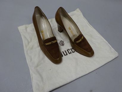 GUCCI
Paire de mocassins à talons en cuir...