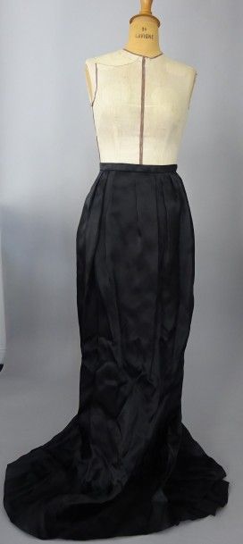CHRISTIAN DIOR
Grande jupe longue.

En satin...