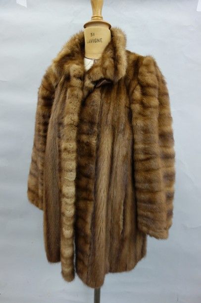 Christian DIOR Boutique fourrure, Paris 
Manteau...
