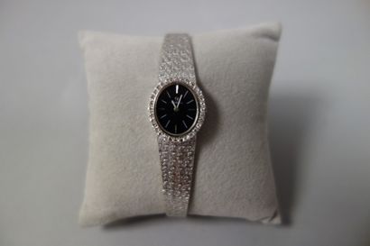 OMEGA


Montre de dame en or blanc, lunette...