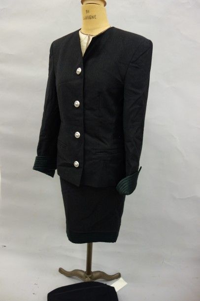 Louis FERAUD
Tailleur en lainage gris, manches...
