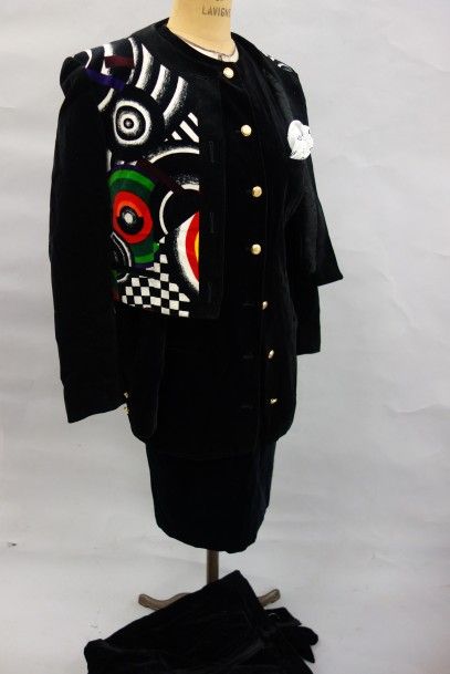 Louis FERAUD
Veste courte en velours noir...