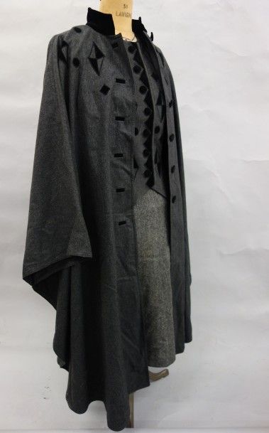 Louis FERAUD
Cape longue en lainage gris...