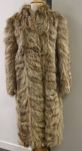 AULGA FUR'S, 
Long manteau en fourrure de...