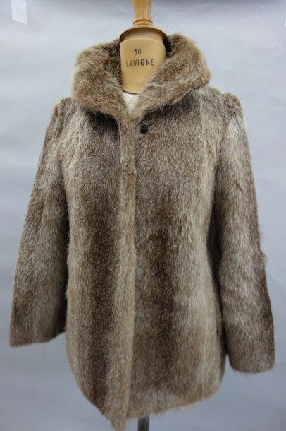 Louis JOLY
Veste en ragondin beige cendré,...