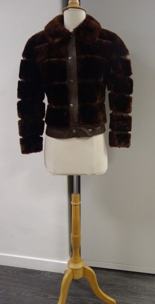 Blouson en mouton doré travaillé en bandes...