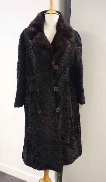 SIBERIE FURS
Manteau en astrakan noir, col...