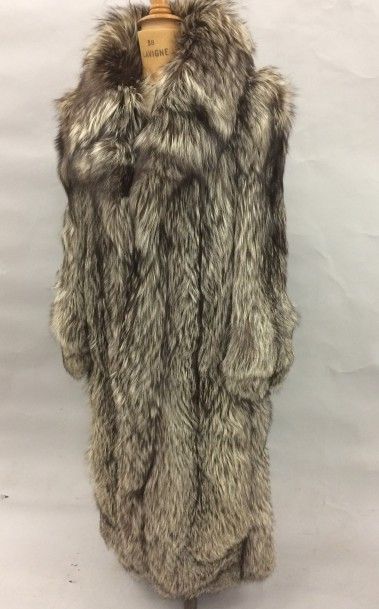 Long manteau en fourrure, important col châle,...