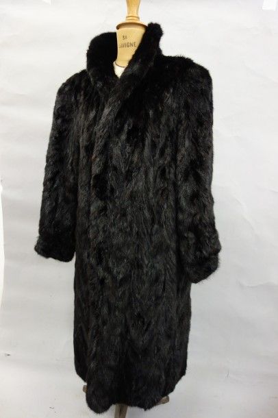 Long manteau en vison dark, petit col, deux...