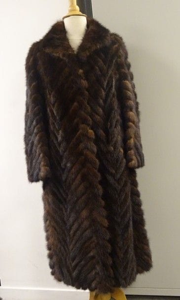 PIERROT LE LOUP
Long manteau en vison brun...