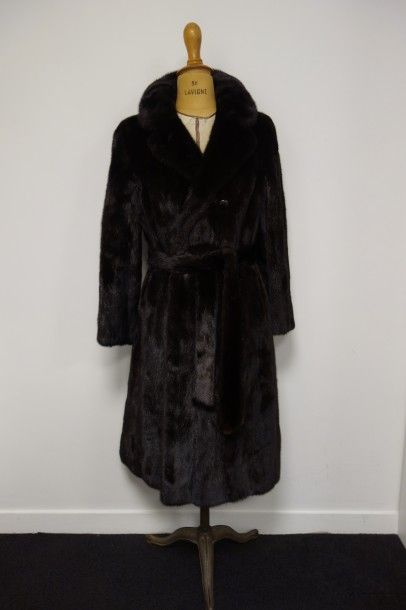 Manteau long de dame en vison dark, col cranté,...