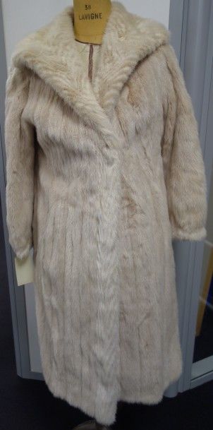 GROSS, FICHMANN, Lausanne
Manteau de dame...