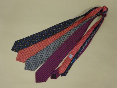 HERMES Paris
Lot de quatre cravates en soie,...