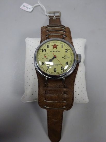 Travail soviétique vers 1950. 
Montre bracelet...