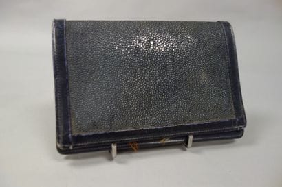 Pochette en galuchat et cuir bleu marine...