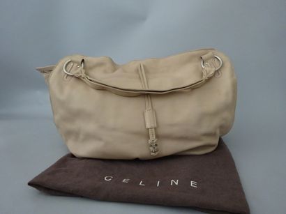 CELINE
Grand sac shopping.

En cuir beige...