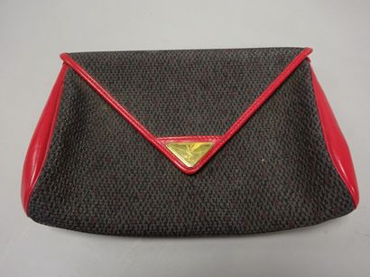 Yves Saint LAURENT
Pochette à rabat en cuir...