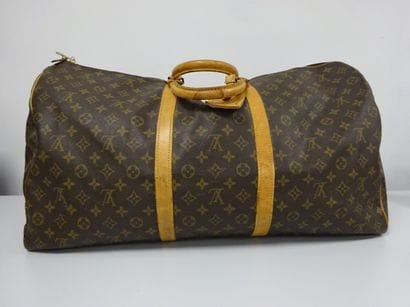 LOUIS VUITTON
Sac modèle Keepall 55 cm.

En...