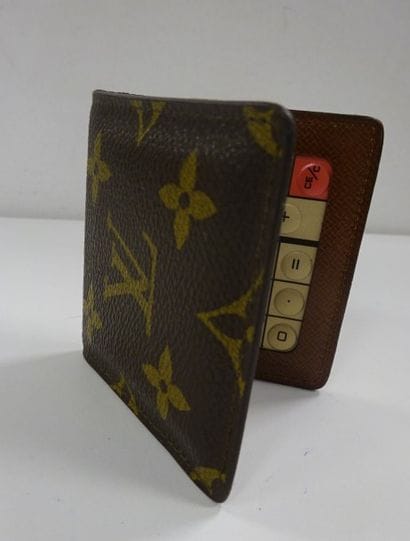 LOUIS VUITTON
Petite calculatrice de voyage...