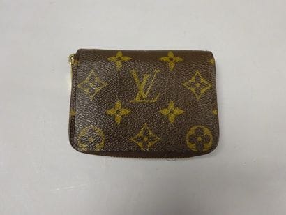 LOUIS VUITTON
Porte-monnaies en toile monogram,...