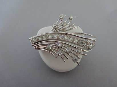 Broche gerbe en or gris (750) ornée de diamants...