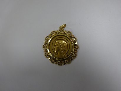 Médaillon circulaire en or jaune (750) au...
