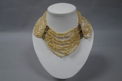 Collier plastron à plusieurs rangs de perles...