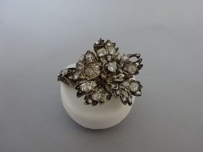 Broche fleur en or jaune (375) et argent...