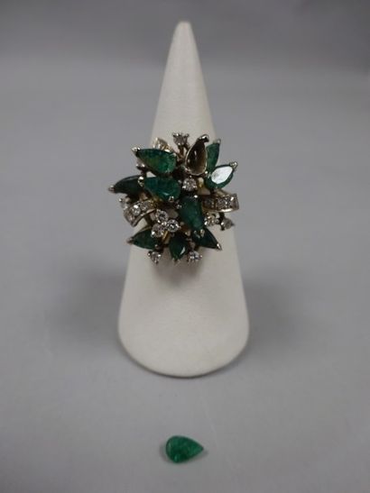 Bague en or blanc (750) et argent (925) formant...