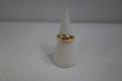 Bague jonc en or jaune (750) ornée d'un diamant...
