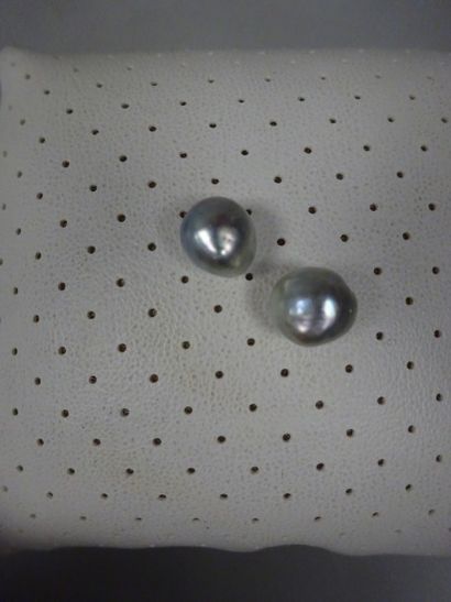 Lot de deux perles de culture grises de forme...