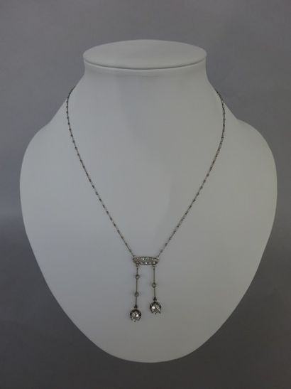 Collier négligé en platine (950) formé d'une...