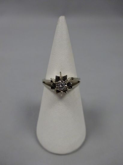 Bague en or gris (750) ornée d'un diamant...
