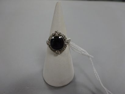 Bague en platine (950) ornée d'un saphir...