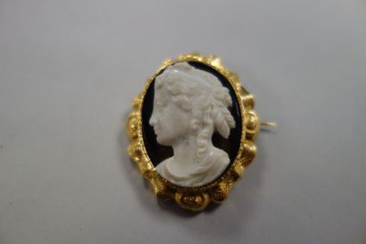 Broche ovale en or jaune (750), ornée d'un...