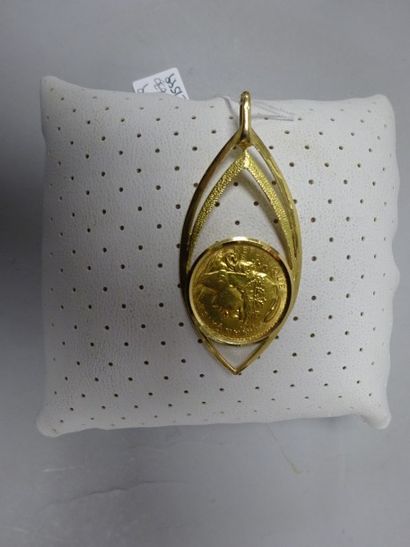 Pendentif ogival en or jaune (750) orné d'une...