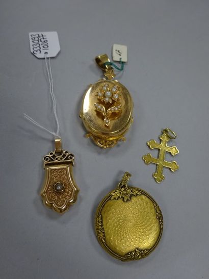 Lot de quatre pendentifs en or jaune (750)...