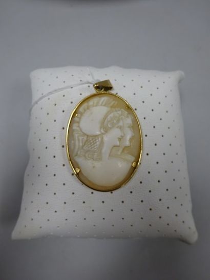 Pendentif ovale en or jaune (750) retenant...